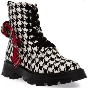 Betsey Johnson women’s Rozey plaid combat boots w/ contrast ruffle. Size 8.5.